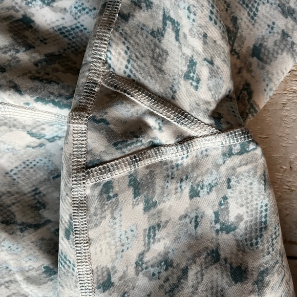 Old Navy Powersoft Elevate leggings - Picture 2 of 4